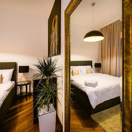 Triplex Kings In Old Town * Praha