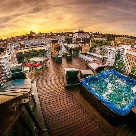 Triplex Kings In Old Town Praha